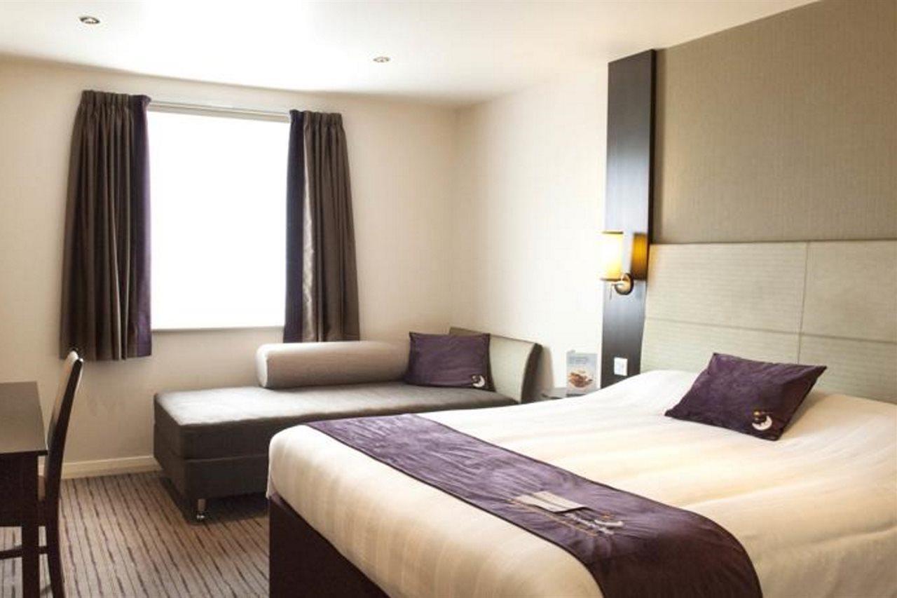 Premier Inn Milton Keynes South Экстерьер фото
