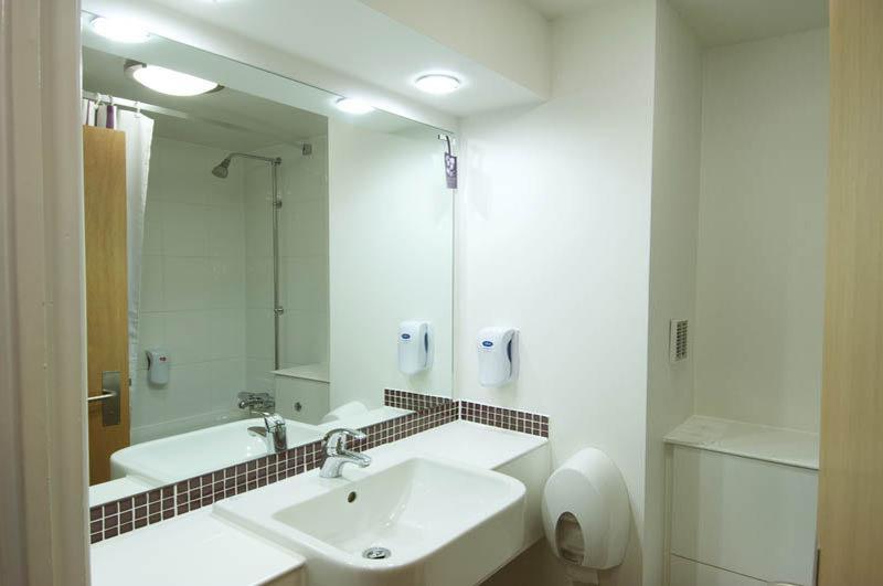 Premier Inn Milton Keynes South Экстерьер фото